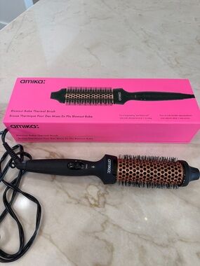 Amika: Blowout Babe Thermal Round Brush